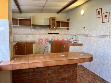 Venta Linda Casa 3 Pisos-La Molina Cerca a la USMP