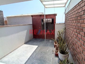 Venta Linda Casa 3 Pisos-La Molina Cerca a la USMP
