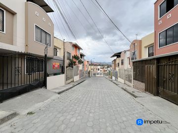 Se vende casa en el Barrio Obrapìa de la ciudad de Loja