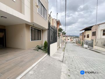 Se vende casa en el Barrio Obrapìa de la ciudad de Loja