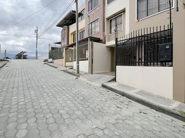 Se vende casa en el Barrio Obrapìa de la ciudad de Loja
