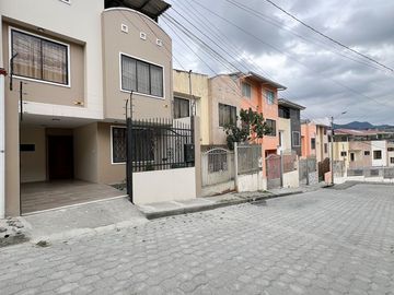 Se vende casa en el Barrio Obrapìa de la ciudad de Loja