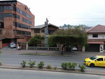 EN VENTA CASA COMERCIAL EN AVENIDA ORDOÑEZ LASSO