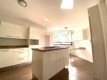 SUPER DEPARTAMENTO DE 2 PISOS CON 3 RECAMARAS EN JARDINES DE LA MONTAÑA