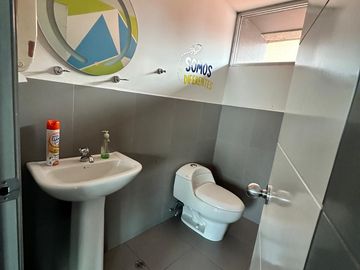 Venta de amplia oficina en la calle Italia centro norte de Quito