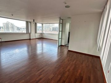 Venta de amplia oficina en la calle Italia centro norte de Quito