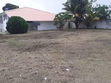 En Venta Lote de 1.418 metros con amplia casa en Brisas del Mar Salinas, Ecuador