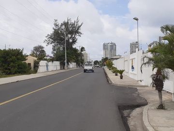 En Venta Lote de 1.418 metros con amplia casa en Brisas del Mar Salinas, Ecuador