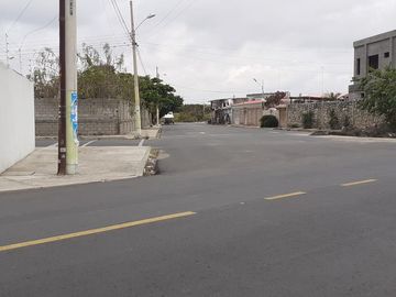 En Venta Lote de 1.418 metros con amplia casa en Brisas del Mar Salinas, Ecuador
