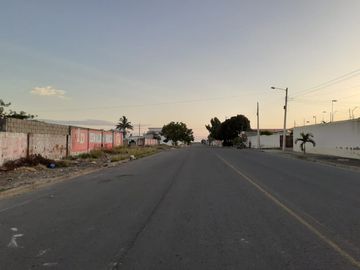 En Venta Lote de 1.418 metros con amplia casa en Brisas del Mar Salinas, Ecuador