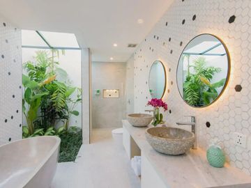 4-Bedroom Luxury Villa Walking Distance to Berawa Beach