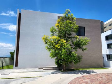 CASA DEL LAGO EN CORREGIDORA