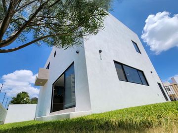 CASA DEL LAGO EN CORREGIDORA