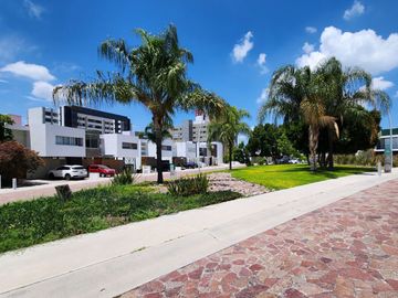 CASA DEL LAGO EN CORREGIDORA