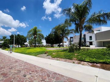 CASA DEL LAGO EN CORREGIDORA