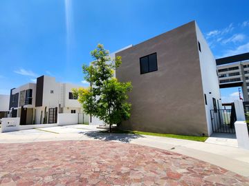 CASA DEL LAGO EN CORREGIDORA