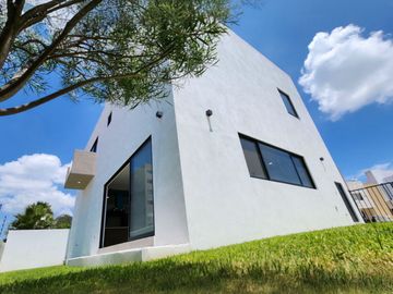 CASA DEL LAGO EN CORREGIDORA