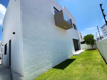 CASA DEL LAGO EN CORREGIDORA