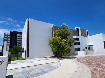 CASA DEL LAGO EN CORREGIDORA
