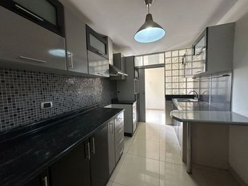 Oportunidad de venta de departamento en condominio Las Colinas del Prado, Urb Los Alamos