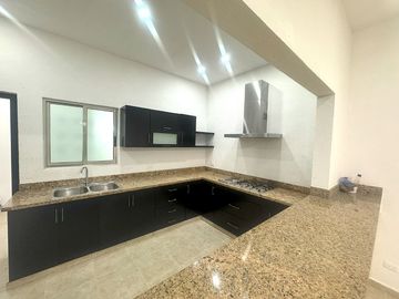 Fantástica Casa en VENTA 100% Remodelada Av.Acanceh, SM 11, Cancún