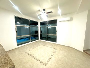 Fantástica Casa en VENTA 100% Remodelada Av.Acanceh, SM 11, Cancún