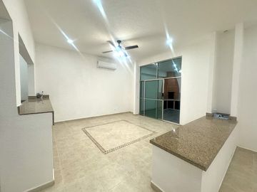 Fantástica Casa en VENTA 100% Remodelada Av.Acanceh, SM 11, Cancún