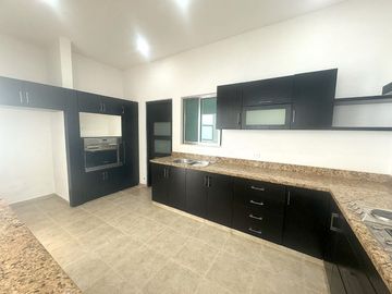 Fantástica Casa en VENTA 100% Remodelada Av.Acanceh, SM 11, Cancún