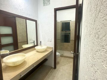 Fantástica Casa en VENTA 100% Remodelada Av.Acanceh, SM 11, Cancún