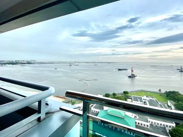 Spacious 3 bedroom apartment with stunning view near Robinsons Place Manila