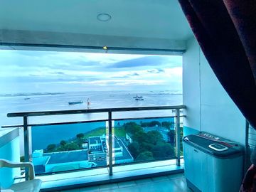 Spacious 3 bedroom apartment with stunning view near Robinsons Place Manila