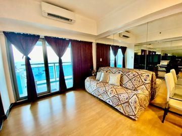 Spacious 3 bedroom apartment with stunning view near Robinsons Place Manila