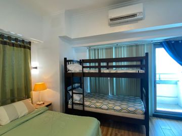 Spacious 3 bedroom apartment with stunning view near Robinsons Place Manila