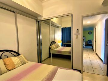 Spacious 3 bedroom apartment with stunning view near Robinsons Place Manila