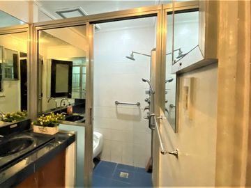 Spacious 3 bedroom apartment with stunning view near Robinsons Place Manila