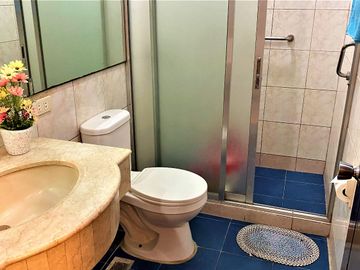 Spacious 3 bedroom apartment with stunning view near Robinsons Place Manila