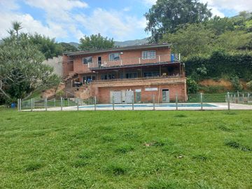 VENDO FINCA DE UNA HECTÁREA ENTRE GIRARDOTA Y BARBOSA ANTIOQUIA