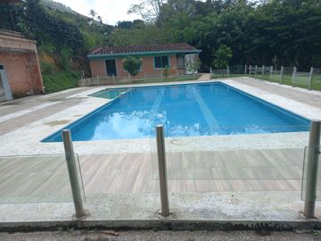 VENDO FINCA DE UNA HECTÁREA ENTRE GIRARDOTA Y BARBOSA ANTIOQUIA