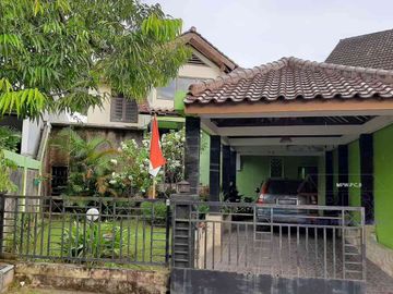 Lakeside House Sekupang: Luxury Residence in Shangrila Garden for Sale