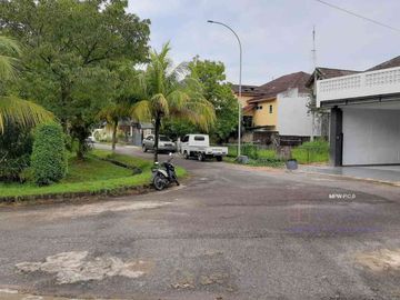 Lakeside House Sekupang: Luxury Residence in Shangrila Garden for Sale
