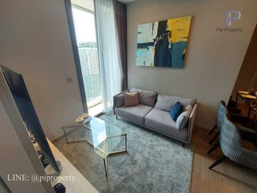 MRT 0 メートルの高級コンドミニアム、シンハー コンプレックスのエッセにある賃貸用の 1 ベッドルーム ユニット。バスタブ付きの広々としたレイアウト。家具完備で即入居可能です。  MRT 0 meter luxury condo 1 Bedroom unit for rent in The Es