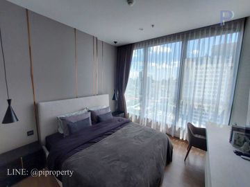 MRT 0 メートルの高級コンドミニアム、シンハー コンプレックスのエッセにある賃貸用の 1 ベッドルーム ユニット。バスタブ付きの広々としたレイアウト。家具完備で即入居可能です。  MRT 0 meter luxury condo 1 Bedroom unit for rent in The Es