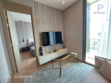 MRT 0 メートルの高級コンドミニアム、シンハー コンプレックスのエッセにある賃貸用の 1 ベッドルーム ユニット。バスタブ付きの広々としたレイアウト。家具完備で即入居可能です。  MRT 0 meter luxury condo 1 Bedroom unit for rent in The Es