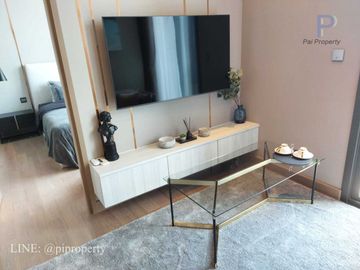 MRT 0 メートルの高級コンドミニアム、シンハー コンプレックスのエッセにある賃貸用の 1 ベッドルーム ユニット。バスタブ付きの広々としたレイアウト。家具完備で即入居可能です。  MRT 0 meter luxury condo 1 Bedroom unit for rent in The Es