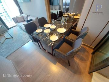 MRT 0 メートルの高級コンドミニアム、シンハー コンプレックスのエッセにある賃貸用の 1 ベッドルーム ユニット。バスタブ付きの広々としたレイアウト。家具完備で即入居可能です。  MRT 0 meter luxury condo 1 Bedroom unit for rent in The Es