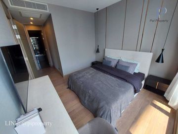 MRT 0 メートルの高級コンドミニアム、シンハー コンプレックスのエッセにある賃貸用の 1 ベッドルーム ユニット。バスタブ付きの広々としたレイアウト。家具完備で即入居可能です。  MRT 0 meter luxury condo 1 Bedroom unit for rent in The Es