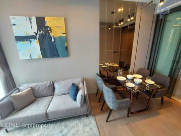 MRT 0 メートルの高級コンドミニアム、シンハー コンプレックスのエッセにある賃貸用の 1 ベッドルーム ユニット。バスタブ付きの広々としたレイアウト。家具完備で即入居可能です。  MRT 0 meter luxury condo 1 Bedroom unit for rent in The Es