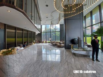 MRT 0 メートルの高級コンドミニアム、シンハー コンプレックスのエッセにある賃貸用の 1 ベッドルーム ユニット。バスタブ付きの広々としたレイアウト。家具完備で即入居可能です。  MRT 0 meter luxury condo 1 Bedroom unit for rent in The Es