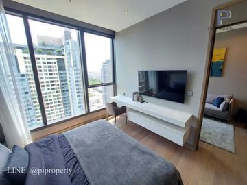 MRT 0 メートルの高級コンドミニアム、シンハー コンプレックスのエッセにある賃貸用の 1 ベッドルーム ユニット。バスタブ付きの広々としたレイアウト。家具完備で即入居可能です。  MRT 0 meter luxury condo 1 Bedroom unit for rent in The Es