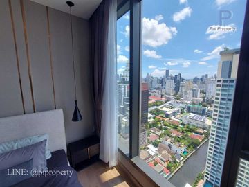 MRT 0 メートルの高級コンドミニアム、シンハー コンプレックスのエッセにある賃貸用の 1 ベッドルーム ユニット。バスタブ付きの広々としたレイアウト。家具完備で即入居可能です。  MRT 0 meter luxury condo 1 Bedroom unit for rent in The Es